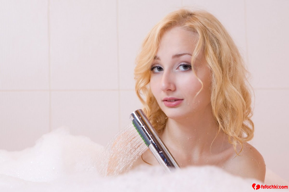 Кудрявая сексуальная девушка Domini с влажной бритой писей принимает ванну