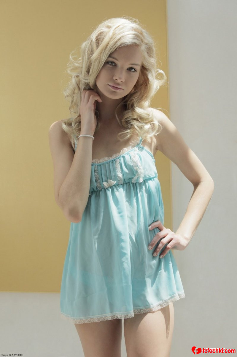 Симпатичная блондинка Francesca обнажилась в солнечных лучах у стены